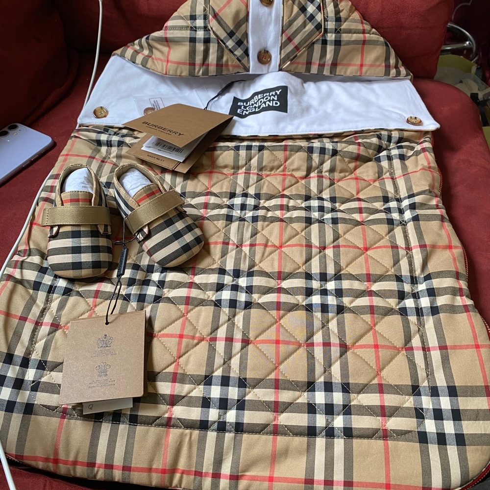 Baby Burberry vest Burberry shoes never worn brand new !
